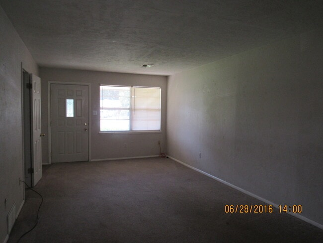 Building Photo - MOVE IN SPECIAL: $200 OFF OF THE 1ST FULL MONTH'S RENT! New carpet and freshly painted interiors