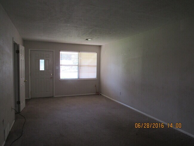 Foto del edificio - MOVE IN SPECIAL: $200 OFF OF THE 1ST FULL MONTH'S RENT! New carpet and freshly painted interiors