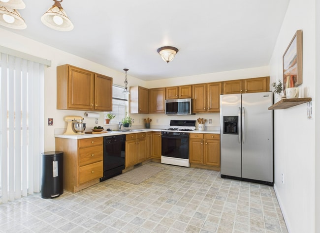 Building Photo - Beautiful 3 Bedroom, 3 Bath Townhome in Central York Schools!