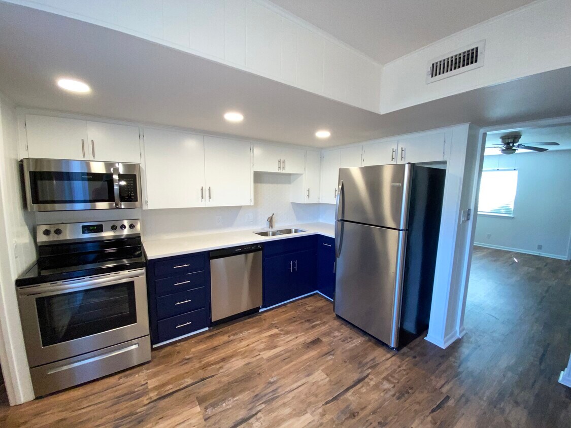 Primary Photo - 3212 Crosscreek Dr