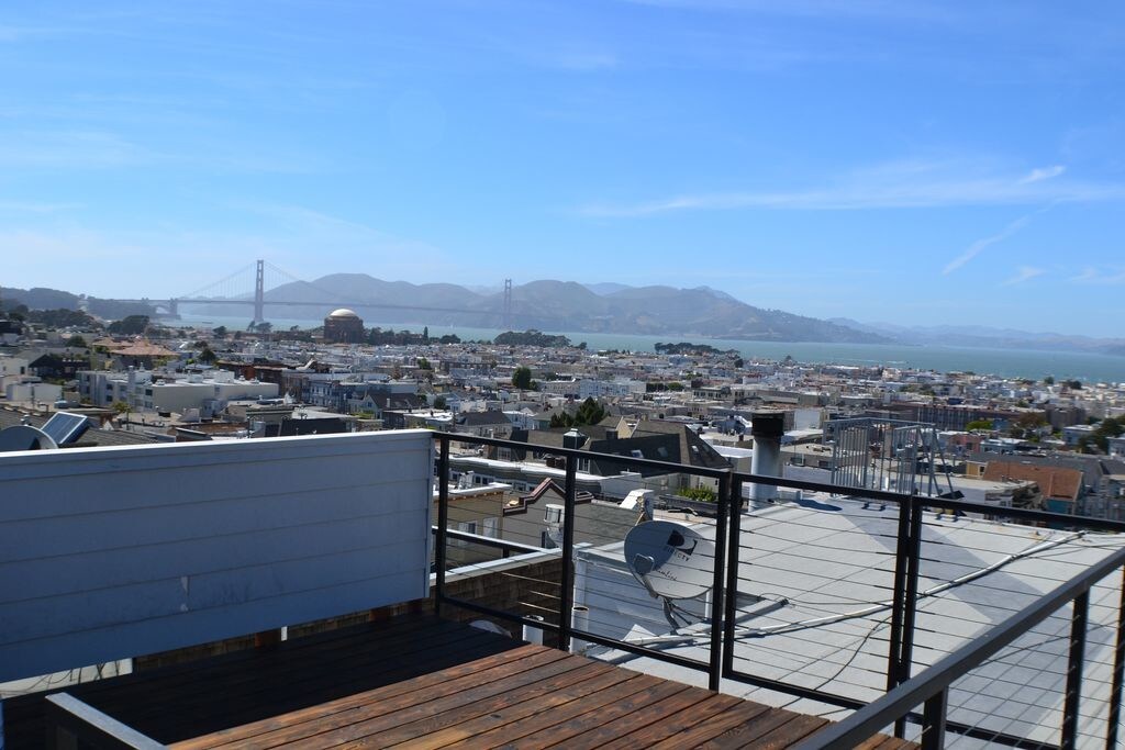 Shared Roof Deck with Bay Views - 2188 Green St