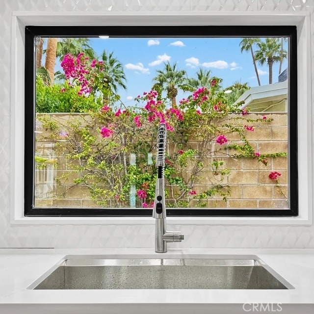 Building Photo - 1523 E San Lorenzo Rd