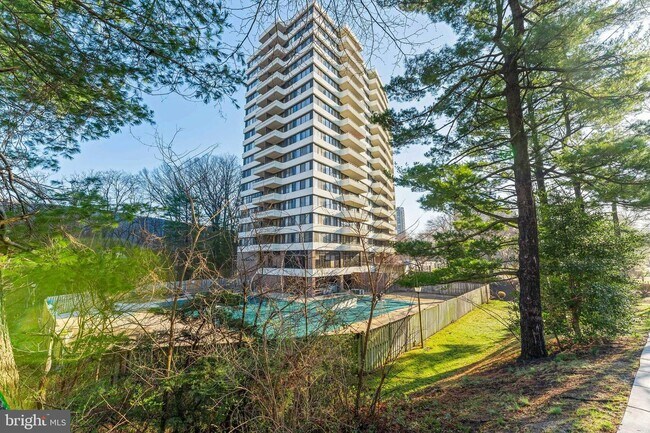 Foto del edificio - 6301 Stevenson Ave