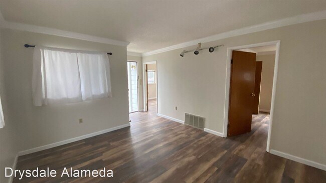 Building Photo - 2 br, 1.5 bath House - 5 Mastick Court