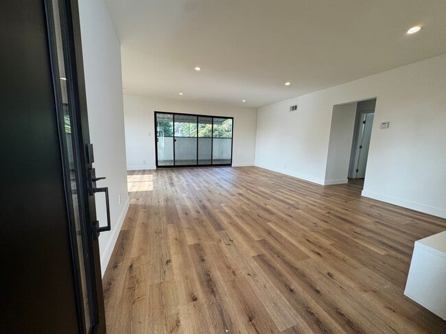 Building Photo - 1347 N Stanley Ave