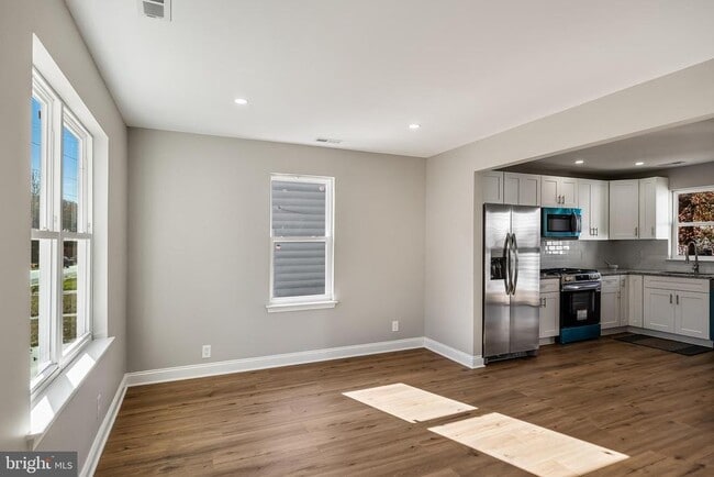 Building Photo - 104 W Park Ave