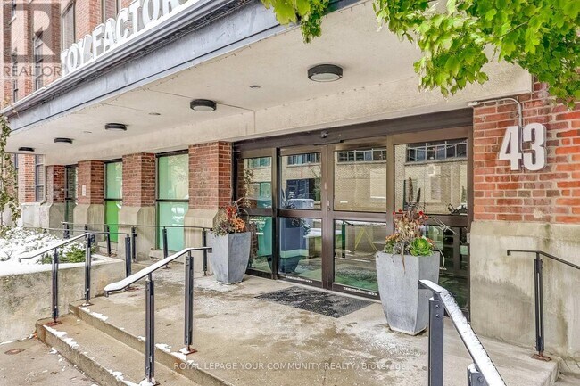 Photo du bâtiment - 43 Hanna Ave