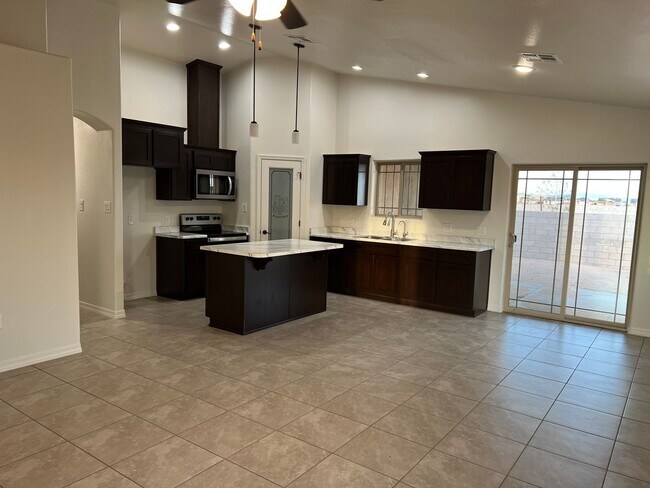 Foto del edificio - Newer - 3 Bedroom - 2 Car Garage Home with Fenced Back Yard and Gates