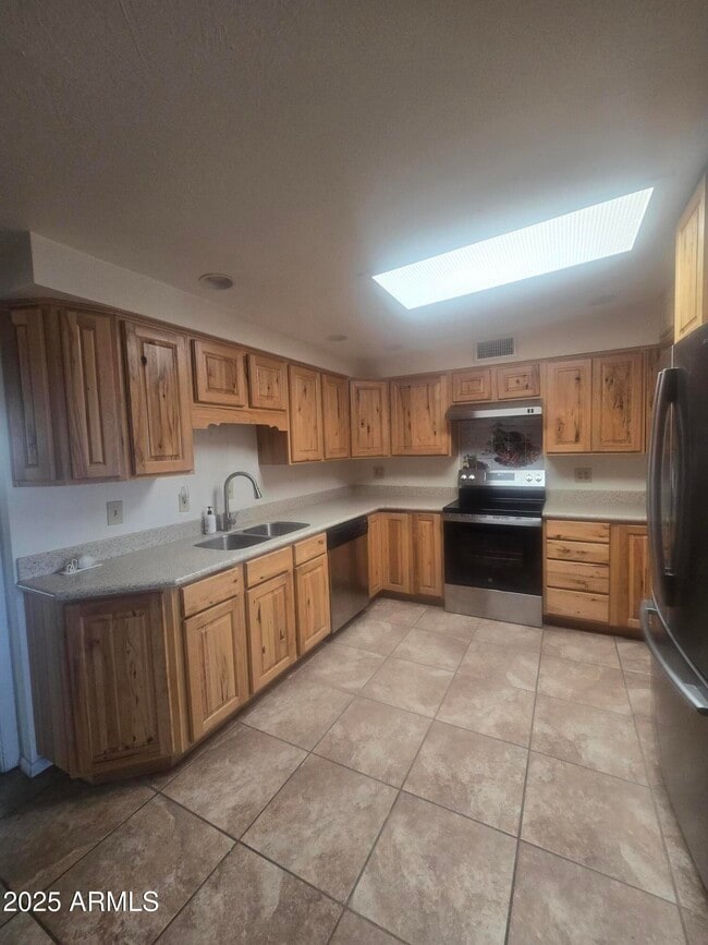 Building Photo - 2000 E Santa Maria Dr