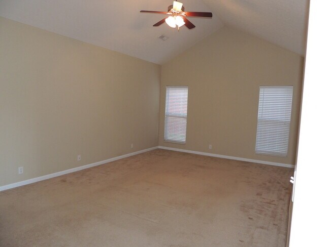Foto del edificio - 2 bed, 2 bath, 2 car garage ranch style townhouse in N. Knoxville