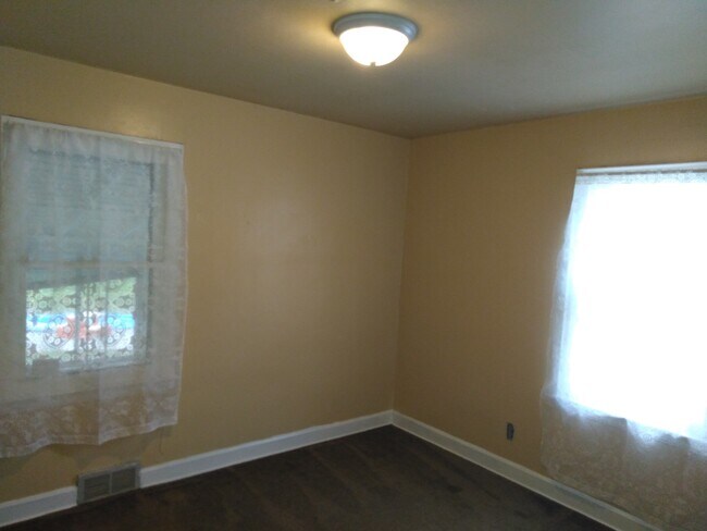 bedroom - 220 S Dunlap Ave