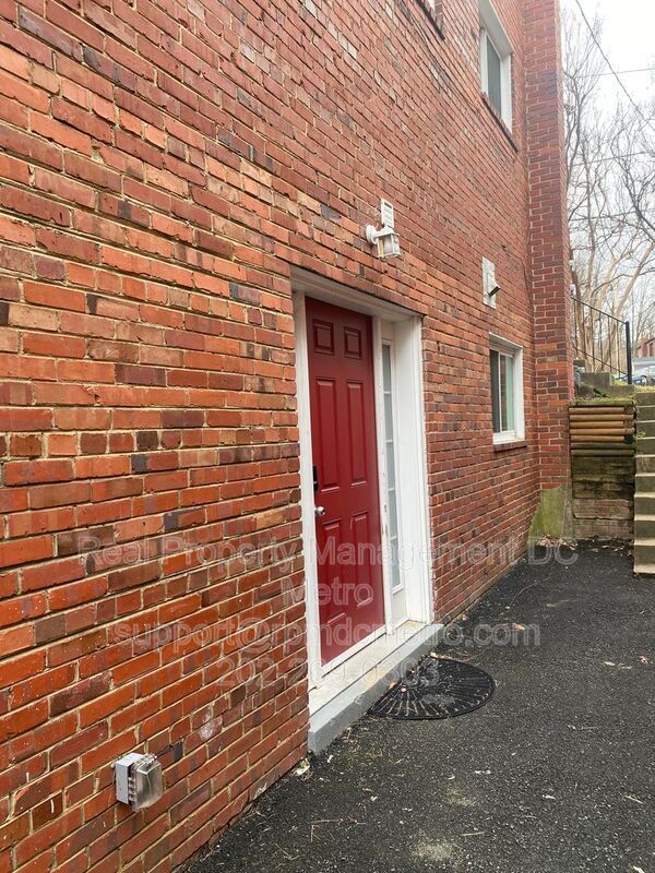 Building Photo - 208 Webster St NE