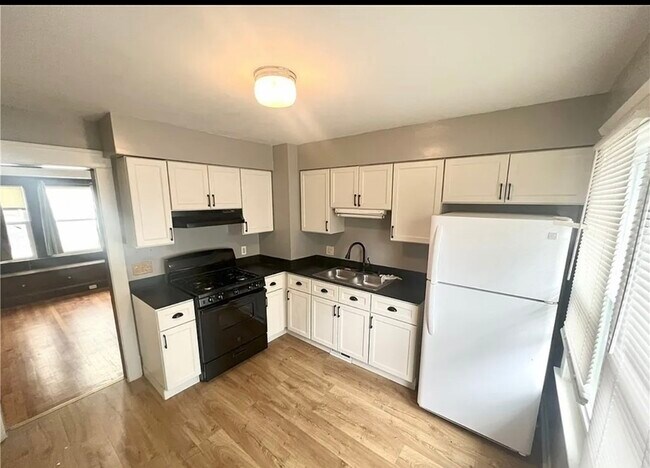 Foto del edificio - 9611 Larnder Ave