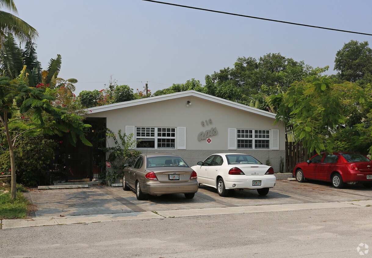 Primary Photo - 616 Apts