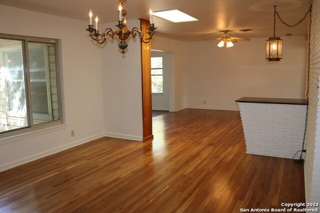 Building Photo - 215 Edgevale Dr