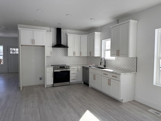 Building Photo - 2323 E Glenwood Ave