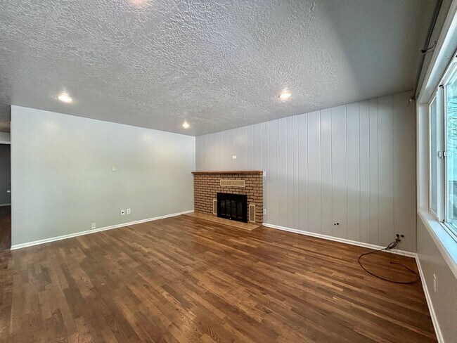 Foto del edificio - Spacious 3 Bed, 1.0 Bath House - Fully Fen...