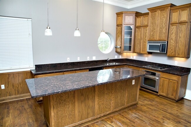 Building Photo - 1215 Rosedale St