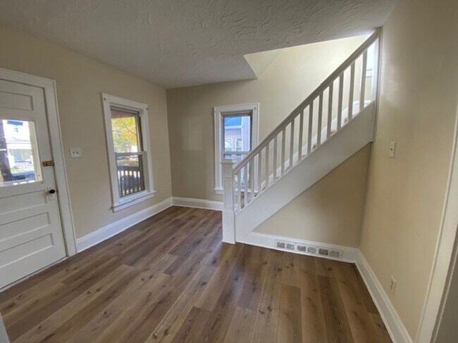 Foto del edificio - Spacious 3-Bed, 1.5-Bath—Covered Porch & E...