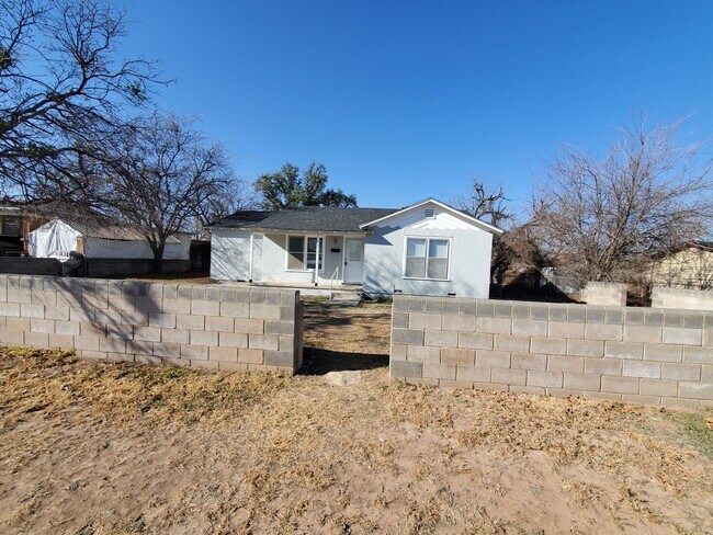 Building Photo - Beautiful 3 bedroom 1 bath home AVAILABLE NOW!