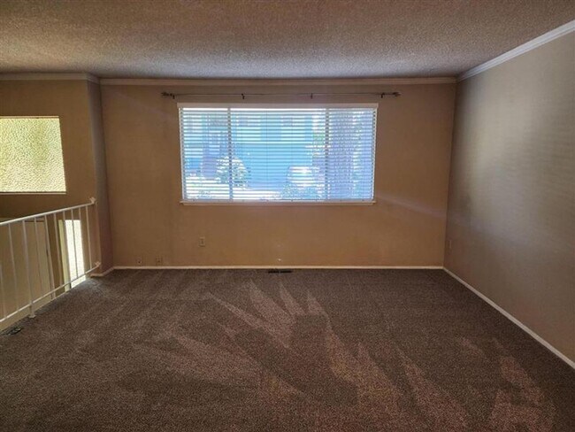 Building Photo - Beautiful 3 Bed 1.5 Bath Tri-Level home in...