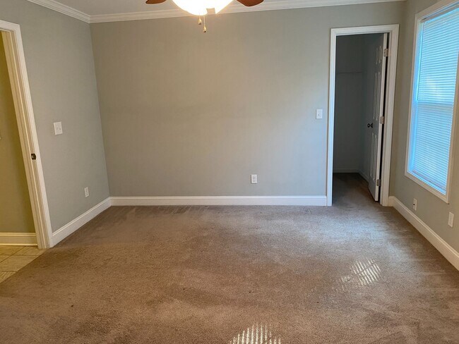 Foto del edificio - MOVE-IN READY!