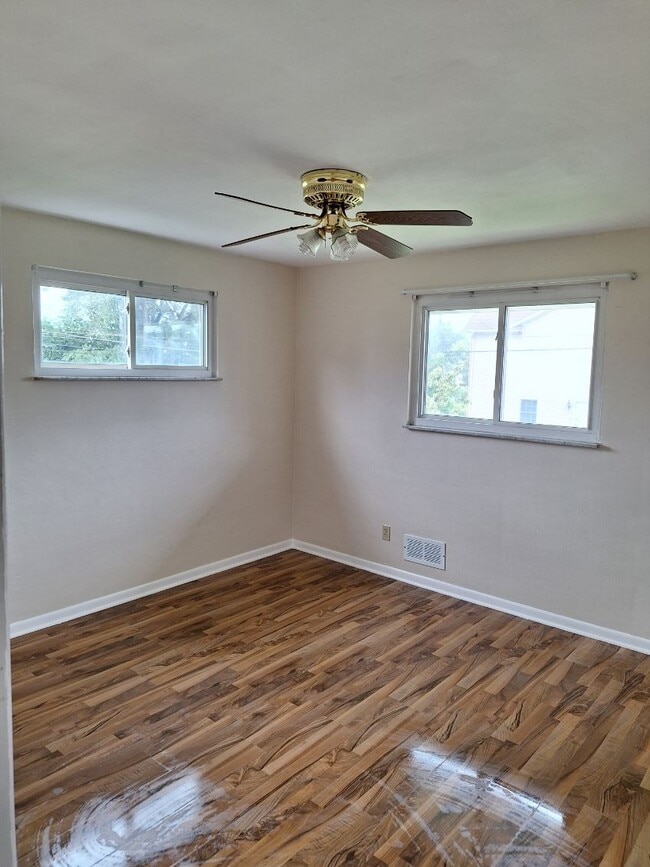 Building Photo - 470 Edgewood Rd