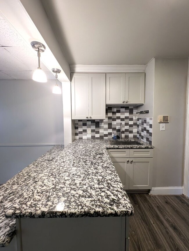 Building Photo - Minutes from Uptown!  Great Price & Locati...