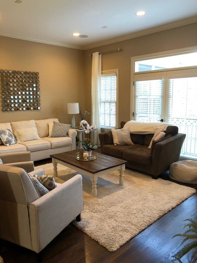 ¡Mucha luz y espacio en la sala familiar! - 3189 Parthenon Ave