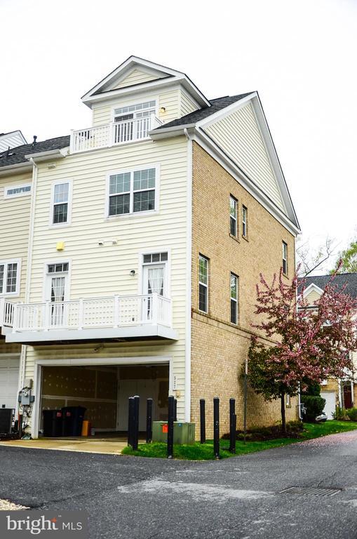 Primary Photo - 527 Tailgate Terrace