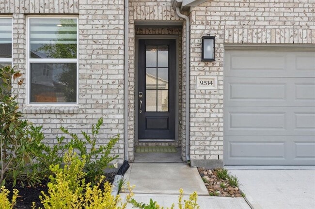 Building Photo - 9514 Du Sable Dr