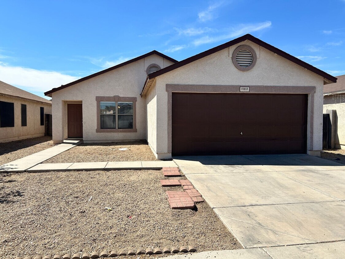Foto principal - 4 Bed / 2 Bath Single Level El Mirage Home...