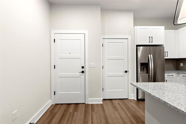 Foto del edificio - 2648 Sandy Plains Rd