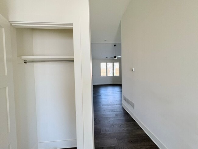 Building Photo - 104-106 Oakwood Ct