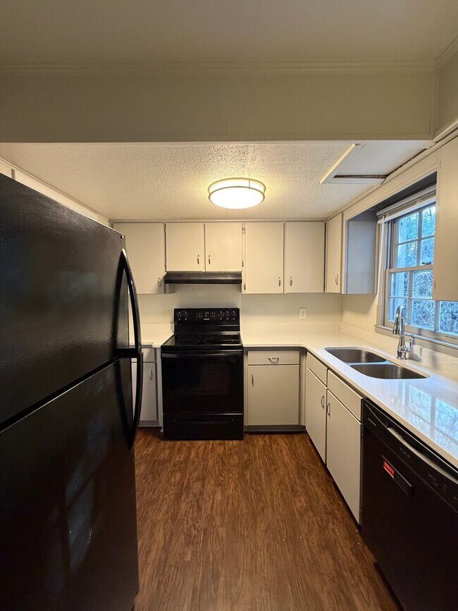 Foto del edificio - Beautifully Renovated Duplex in Prime Auburn Location