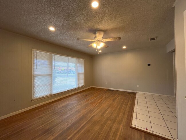 Foto del edificio - Corner Lot Home Located Across from Elemen...