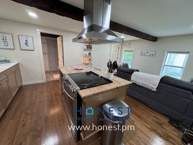 Building Photo - 5 Sheldon St