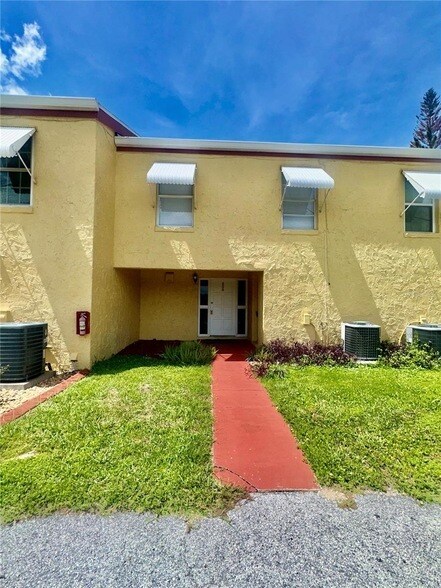 Foto del edificio - 5850 Cypress Gardens Blvd