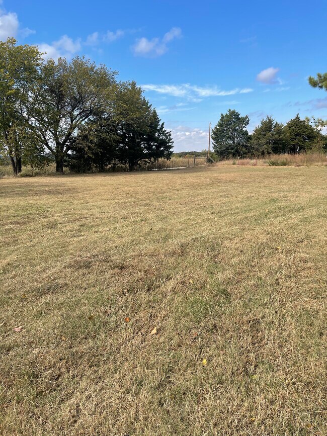 Building Photo - 1423 S Parotte Rd