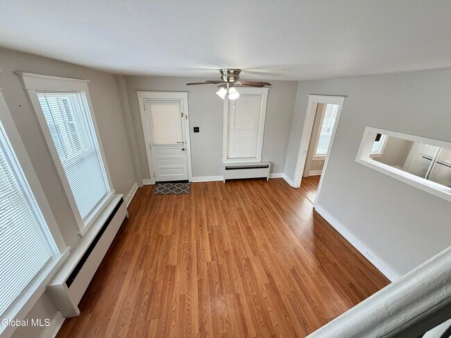 Foto del edificio - 39-41-41 Roosevelt Rd