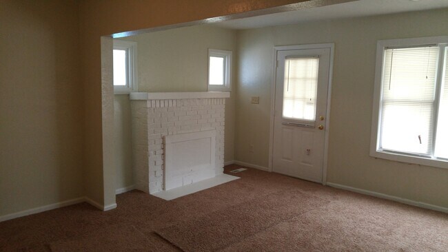 Building Photo - 4 Bedroom 2 Bathroom $1500.00