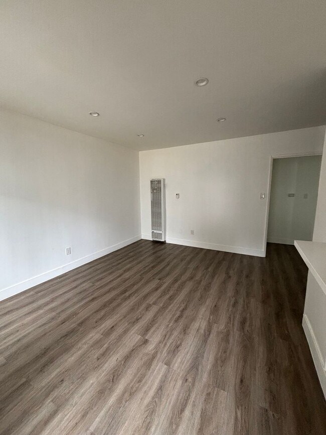 Foto del edificio - Upgraded 1 Bedroom In Torrance with Parkin...