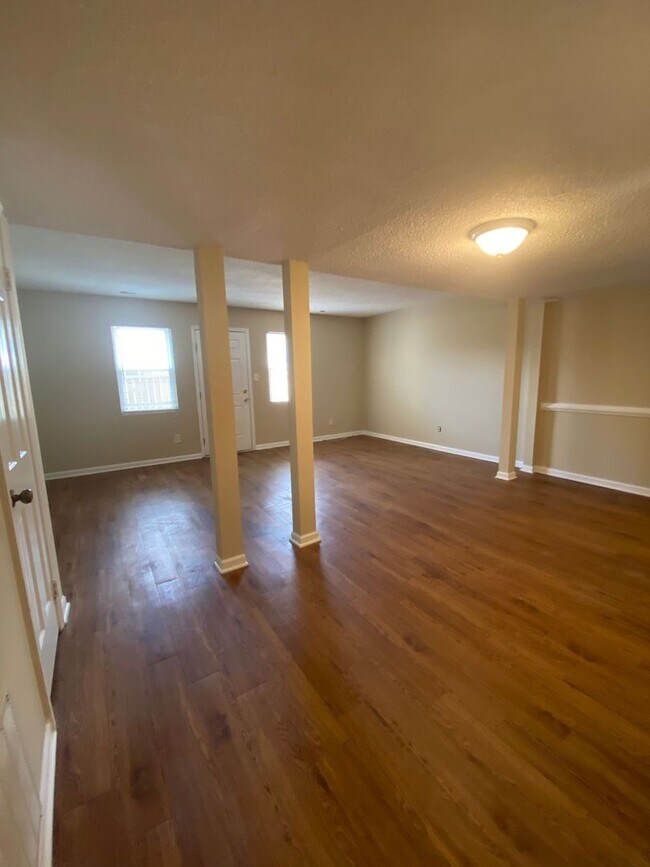 Foto del edificio - Spacious Townhouse with Fenced Backyard