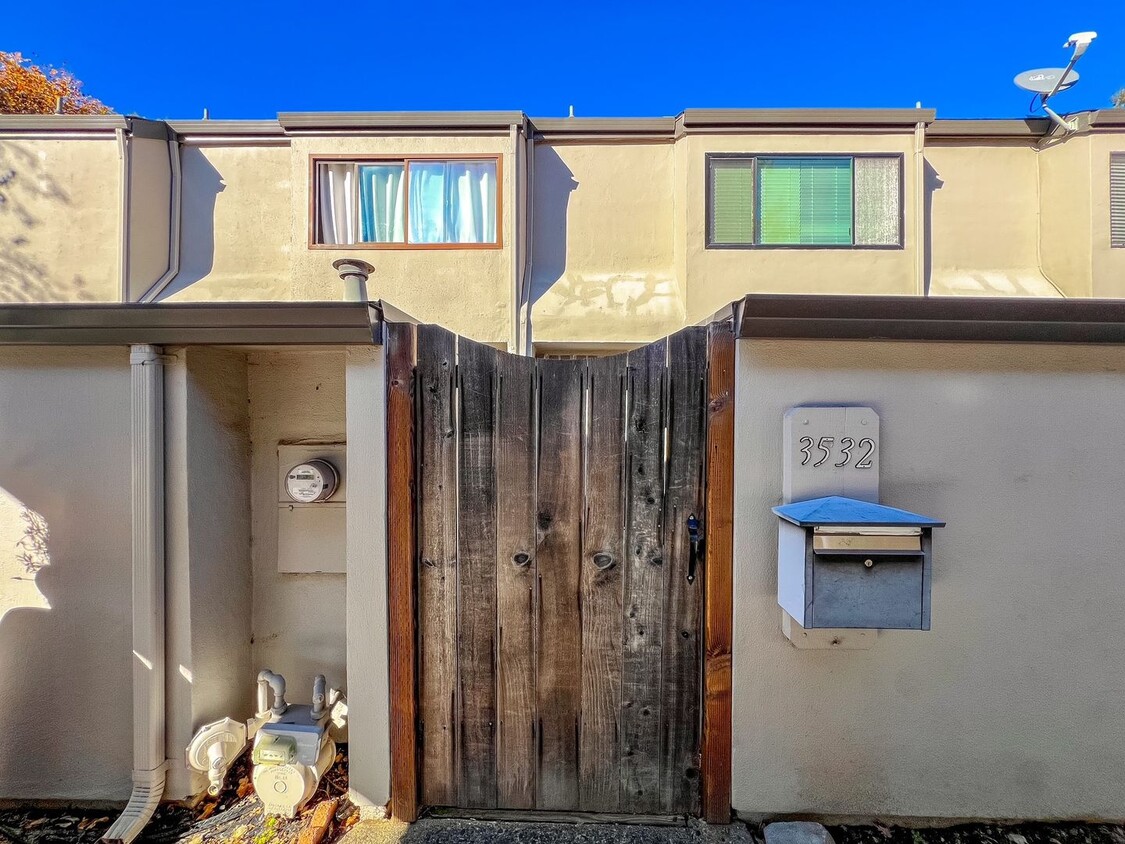 Primary Photo - Centrally Located Napa Townhouse