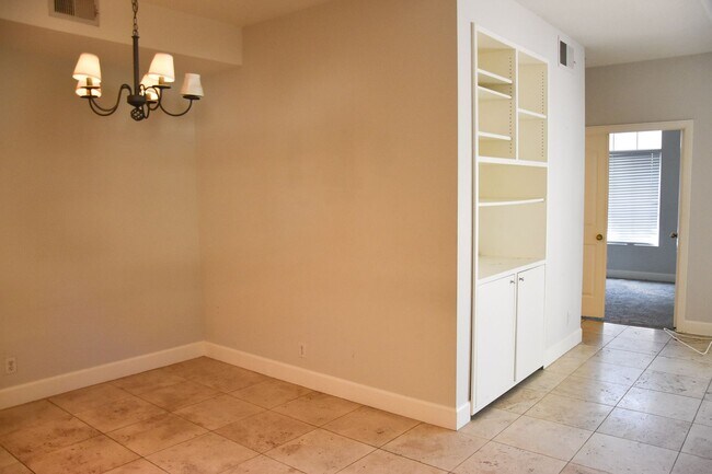 Building Photo - 8215 E White Oak Ridge