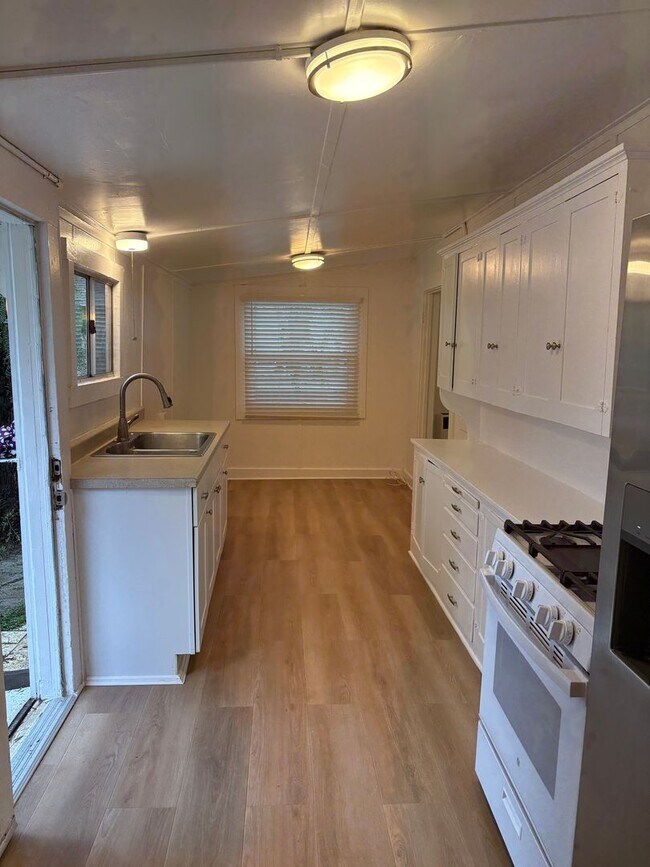 Foto del edificio - Studio Located Downtown Ventura, Close to ...