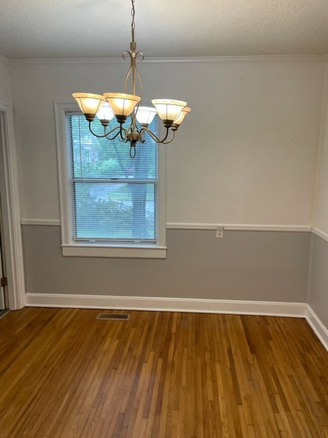 Building Photo - CUTE SINGLE FAMILY HOME