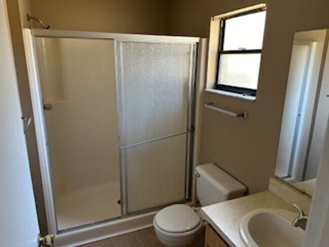 Building Photo - Spacious 2 bed 2 bath Duplex