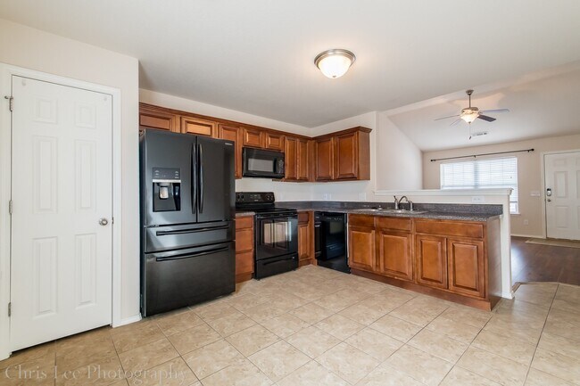 Building Photo - Well-Kept 3 BR home Near Walmart and Schools!