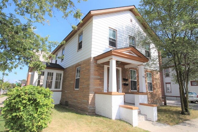 Building Photo - 320 N Adams St